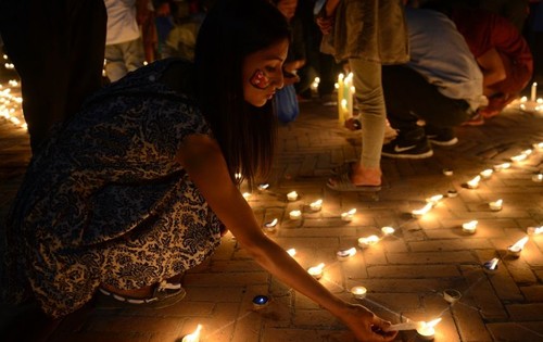 Un an après le séisme, le Népal commémore ses victimes  - ảnh 1